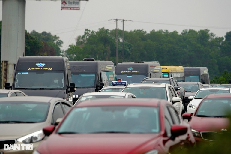 Tình trạng ùn tắc kéo dài bắt đầu xảy ra vào đầu giờ sáng nay, khi lượng phương tiện đổ về đây liên tục không giảm. (Ảnh Dân Trí)
