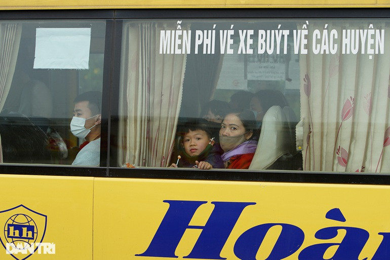 Người dân ngồi xe khách về quê chơi tết Dương lịch. (Ảnh: Dân Trí)