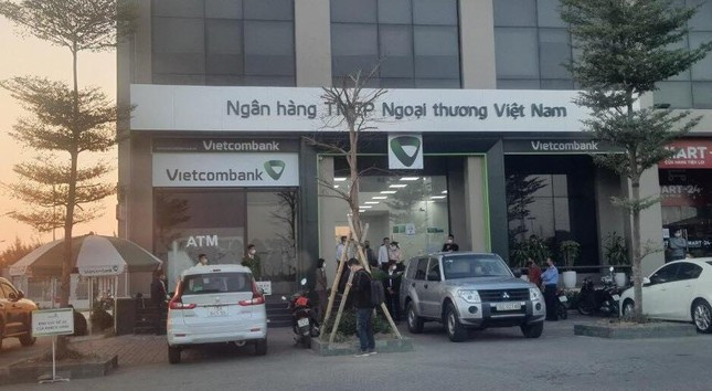 Trước đó, khoảng 15h20 ngày 07/01/2022, tại phòng giao dịch ngân hàng Vietcombank ở đường Đình Vũ, phường Đông Hải 2, Hải An, TP Hải Phòng, Nam đã dùng súng uy hiếp, khống chế giao dịch viên và cướp số tiền khoảng 3 tỷ đồng. Sau đó, đối tượng này ra ngoài cửa cướp 1 xe máy của nhân viên bảo vệ rồi bỏ trốn. 