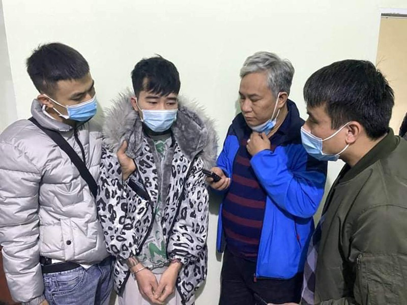 Theo lời khai ban đầu, sau khi gây ra vụ cướp ngân hàng, Nam lấy xe máy cướp được ở ngân hàng bỏ trốn đến khu vực cầu thuộc địa phận TP Hải Phòng rồi vứt lại, bỏ chạy và thuê taxi về nhà thay quần áo. Nam chôn một khoản tiền ở gốc cây trong nhà, rồi đưa cho bạn gái (22 tuổi, người Hải Phòng) một khoản tiền, dặn “đi xa vài ngày”. 