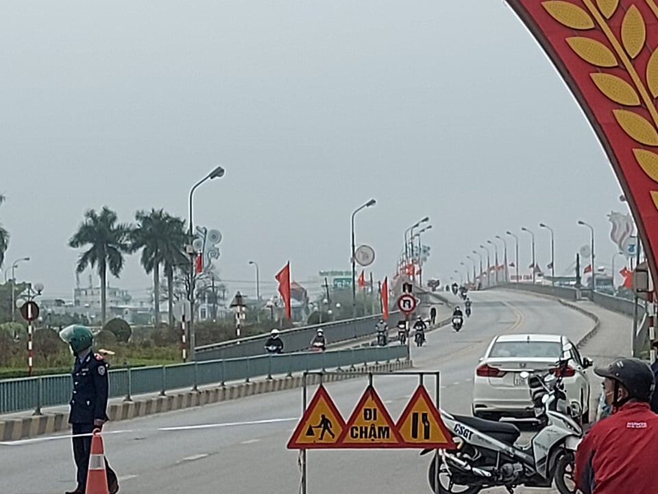 Sau cú va chạm trên, Sở GTVT Thái Bình tập trung phối hợp với cơ quan chức năng tiến hành rào chắn, phân luồng đảm bảo giao thông khi qua cầu. Từ 0h ngày 26/1, các phương tiện có tải trọng trên 13 tấn dừng lưu thông qua cầu Thái Bình, từ 13 tấn trở xuống được phép lưu thông qua cầu Thái Bình.