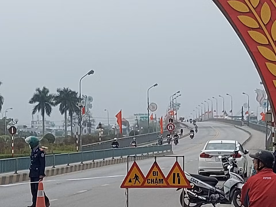 Sau cú va chạm trên, Sở GTVT Thái Bình tập trung phối hợp với cơ quan chức năng tiến hành rào chắn, phân luồng đảm bảo giao thông khi qua cầu. Từ 0h ngày 26/1, các phương tiện có tải trọng trên 13 tấn dừng lưu thông qua cầu Thái Bình, từ 13 tấn trở xuống được phép lưu thông qua cầu Thái Bình.