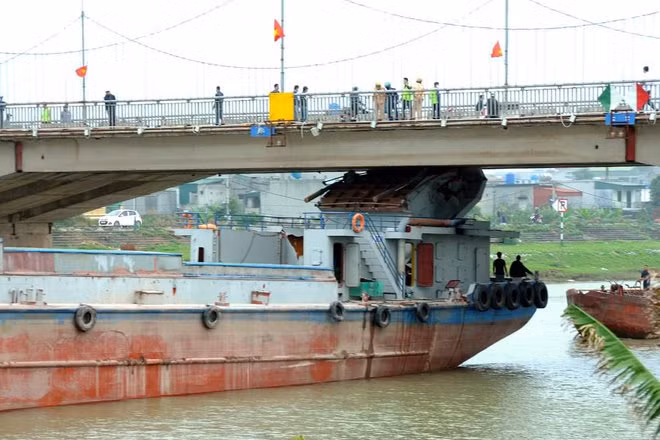 Tối 25/1, ông Bùi Anh Tuấn, Phó Giám đốc Sở GTVT Thái Bình cho biết, vụ va chạm giữa tàu thủy với cầu Thái Bình xảy ra trưa cùng ngày.