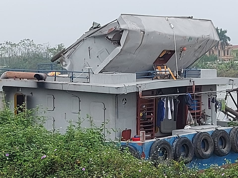 Được biết, thời điểm xảy ra vụ việc, tàu HD 3839 đang chở xi măng và đất san lấp mặt bằng của Công ty TNHH MTV Nguyễn Danh Sử có địa chỉ tại xã Phượng Hoàng, huyện Tứ Kỳ, tỉnh Hải Dương, do tài công Nguyễn Văn Tĩnh làm thuyền trưởng. Cú va chạm mạnh khiến nóc ca bin bị lật sang một bên, móp méo và thuyền trưởng Nguyễn Văn Tĩnh bị thương ở vùng đầu, được đưa vào Bệnh viện Đa khoa tỉnh Thái Bình cấp cứu.