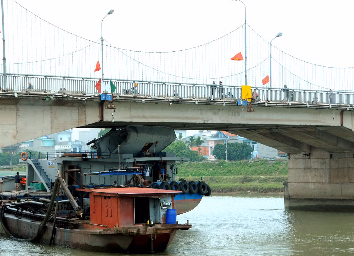 Công ty CP Quản lý đường bộ Thái Bình cho biết, sau khi tàu HD-3839 va chạm mạnh với dầm chính tại giữa khoang thông thuyền cầu Thái Bình, đơn vị đã báo cáo cơ quan chức năng và trực tiếp xuống hiện trường kiểm tra, đánh giá thiệt hại.