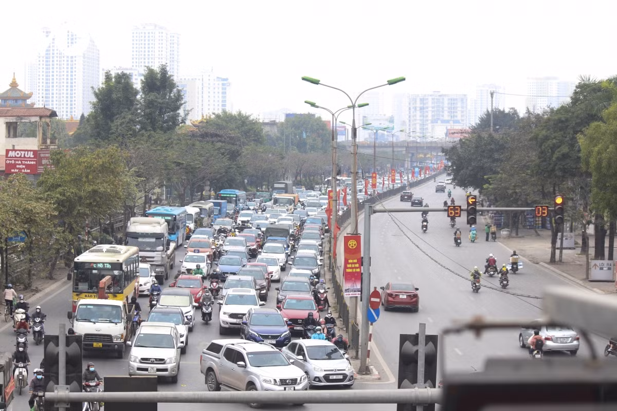 Tại đường Ngọc Hồi, tình trạng ùn ứ phương tiện và người tham gia giao thông kéo dài gần 3km. (Ảnh: VOV)