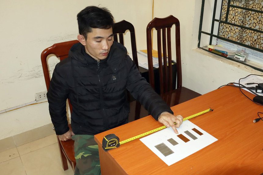 Đáng chú ý, ban đầu khi bị triệu tập đến cơ quan Công an, Huyên loanh quanh, phủ nhận việc liên quan đến những thương tích trên cơ thể cháu A. Khi cán bộ điều tra hỏi về những lần bé A. từng phải đi bệnh viện cấp cứu do thương tích bên ngoài hay nuốt phải dị vật, Huyên đổ lỗi rằng chính do cô bé nghịch nên ngã và tự nuốt dị vật. 