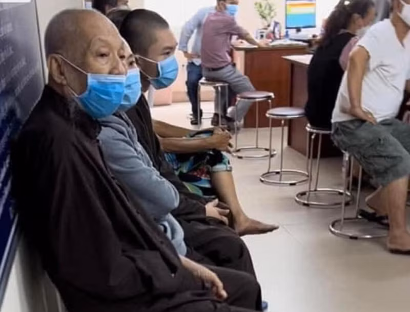 Ông Lê Tùng Vân (SN 1932, hộ khẩu thường trú phường 10, quận 6, TP Hồ Chí Minh, tạm trú tại xã Phạm Văn Hai, huyện Bình Chánh lập trại dưỡng lão và nuôi trẻ mồ côi Thánh Đức, tự phong mình là Giám đốc. Năm 2007 do hoạt động không đúng theo quy định pháp luật về điều kiện vật chất, vệ sinh môi trường tại cơ sở không bảo đảm, việc chấp hành đăng ký tạm trú và đăng ký nhận nuôi con nuôi không tuân thủ quy định nên UBND huyện Bình Chánh có quyết định chấm dứt hoạt động đối với cơ sở Thánh Đức.