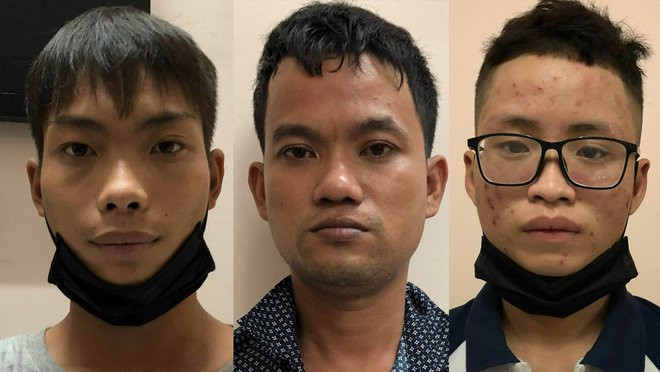  Giả công an đi cướp, 3 đối tượng bị bắt: Công an thị xã Tân Uyên (Bình Dương) đang tạm giữ Trương Ngọc Quí (23 tuổi), Trương Ngọc Tài (19 tuổi, cùng trú tại TP HCM) và Thạch Khánh Lộc (33 tuổi, quê Sóc Trăng) để điều tra về hành vi cướp tài sản. Ngày 16/1, anh Phương, tài xế xe ôm nhận đơn hàng thuốc lá từ quận Bình Thạnh giao đến thị xã Tân Uyên. Khi anh Phương dừng xe trên đường để liên hệ với người nhận đã bị 3 đối tượng nói trên xưng là công an xã Bạch Đằng, yêu cầu về trụ sở làm việc vì nghi chở hàng lậu. Khi đi đến đoạn đường vắng, các đối tượng yêu cầu anh Phương xuống hàng để kiểm tra rồi dùng roi điện khống chế anh Phương cướp hết số thuốc lá. 