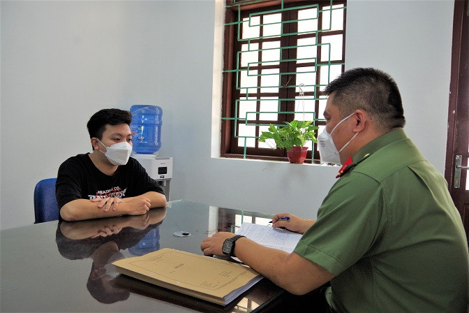 Bat ke gia nhan vien bao hiem, chiem doat tien nguoi that nghiep do COVID-19