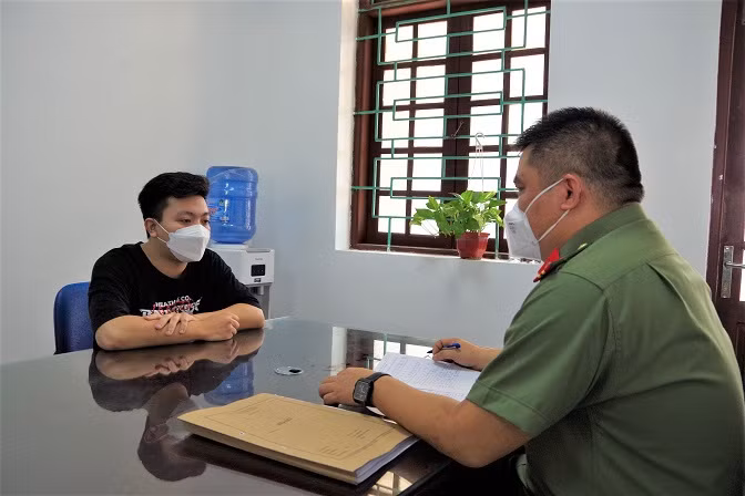 Bat ke gia nhan vien bao hiem, chiem doat tien nguoi that nghiep do COVID-19