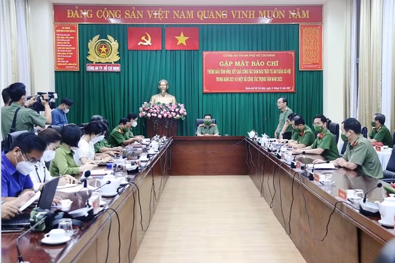 Đại tá Nguyễn Sỹ Quang, Phó Giám đốc Công an TP Hồ Chí Minh cho biết, đây là một vụ án rất đau lòng. Sau khi sự việc xảy ra, Giám đốc Công an TP Hồ Chí Minh đã chỉ đạo Công an quận Bình Thạnh tập trung điều tra, xử lý làm án điểm để cảnh tỉnh, răn đe chung cho toàn xã hội, không để tình trạng hay các vụ việc nghiêm trọng như vậy xảy ra. Trong quá trình điều tra, nếu thu thập được các chứng cứ tài liệu mà có thể khởi tố ở tội danh khác thì Cơ quan điều tra có thể thay đổi tội danh đối với các đối tượng gây ra vụ việc… 