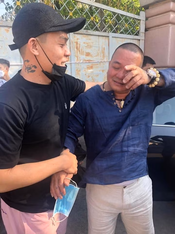 Hai “banh” bat khoc khi ra tu sau 22 nam thu an vu giet Dung 