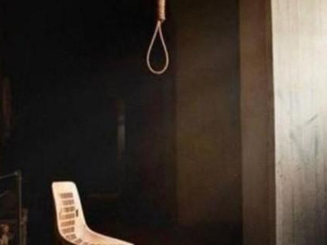  Phó trưởng công an huyện ở Lai Châu bị kỷ luật liên quan người treo cổ tự tử: Ban Chấp hành, Ban Thường vụ Huyện ủy Sìn Hồ (tỉnh Lai Châu) vừa thi hành kỷ luật 3 đảng viên thuộc Đảng bộ Công an huyện Sìn Hồ. Cụ thể, ông Nguyễn Ngọc Phương, Đội trưởng Đội Cảnh sát điều tra về tội phạm kinh tế - môi trường - ma túy bị kỷ luật bằng hình thức cách chức tất cả các chức vụ trong Đảng. Hai ông Nguyễn Đức Chiến, Phó bí thư Đảng ủy, Phó trưởng Công an huyện Sìn Hồ và ông Võ Minh Tùng, đảng viên Chi bộ Cảnh sát điều tra, Đảng bộ Công an huyện Sìn Hồ bị kỷ luật cảnh cáo. 3 cán bộ trên bị kỷ luật liên quan đến vụ việc một đối tượng có dấu hiệu vi phạm được mời lên làm việc nhưng sau đó treo cổ tự tử vào tháng 11/2021.