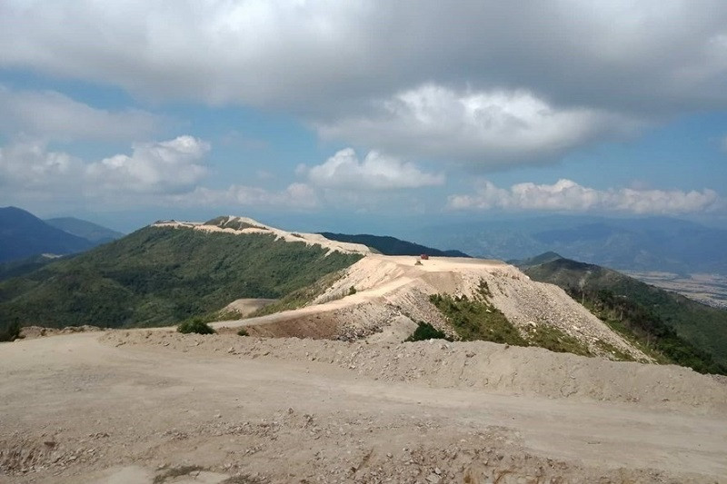 Vụ án xảy ra tại Dự án sinh thái tâm linh Cửu Long Sơn Tự và Dự án Biệt thự sông núi Vĩnh Trung tại khu vực núi Chín Khúc. Mới đây, Cơ quan CSĐT Công an tỉnh Khánh Hòa vừa kết luận điều tra, đề nghị truy tố 7 bị can trong vụ án "vi phạm quy định về quản lý đất đai" xảy ra tại 2 dự án trên gồm 2 cựu Chủ tịch UBND tỉnh Khánh Hòa Nguyễn Chiến Thắng, Lê Đức Vinh và các đồng phạm: Đào Công Thiên (cựu phó chủ tịch UBND tỉnh Khánh Hòa), Lê Mộng Điệp (cựu giám đốc Sở Tài nguyên và môi trường Khánh Hòa), Võ Tấn Thái (cựu giám đốc 2 sở Kế hoạch và đầu tư, Tài nguyên và môi trường Khánh Hòa), Lê Văn Dẽ (cựu giám đốc Sở Xây dựng Khánh Hòa), Trần Văn Hùng (cựu chi cục trưởng Chi cục Quản lý đất đai, Sở Tài nguyên và môi trường Khánh Hòa).