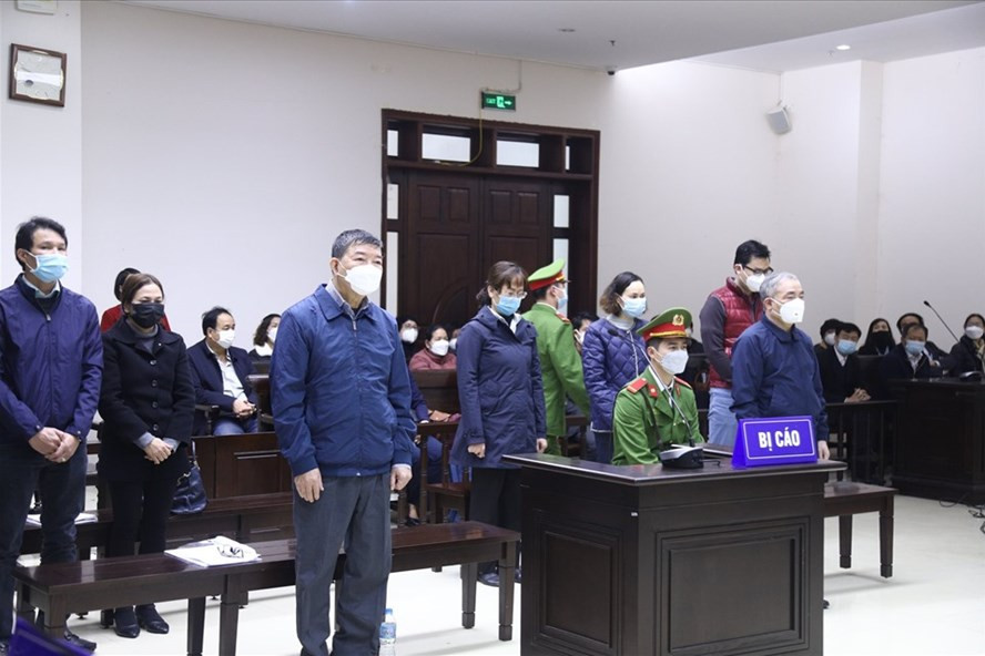  Vụ án xảy ra tại Bệnh viện Bạch Mai và một số cơ quan, đơn vị. Sáng 20/1, TAND TP Hà Nội mở phiên tòa xét xử bị cáo Nguyễn Quốc Anh, cựu giám đốc bệnh viện, và 7 đồng phạm cùng về tội lợi dụng chức vụ quyền hạn trong khi thi hành công vụ, xảy ra tại Bệnh viện Bạch Mai. Các bị cáo hầu tòa gồm Nguyễn Ngọc Hiền (cựu phó giám đốc bệnh viện), Trịnh Thị Thuận (cựu kế toán trưởng), Phạm Đức Tuấn (chủ tịch hội đồng quản trị, giám đốc Công ty BMS) và Ngô Thị Thu Huyền (phó giám đốc Công ty BMS)… Phiên tòa dự kiến kéo dài 2 ngày.