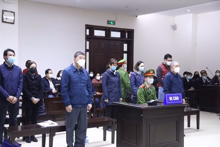  Vụ án xảy ra tại Bệnh viện Bạch Mai và một số cơ quan, đơn vị. Sáng 20/1, TAND TP Hà Nội mở phiên tòa xét xử bị cáo Nguyễn Quốc Anh, cựu giám đốc bệnh viện, và 7 đồng phạm cùng về tội lợi dụng chức vụ quyền hạn trong khi thi hành công vụ, xảy ra tại Bệnh viện Bạch Mai. Các bị cáo hầu tòa gồm Nguyễn Ngọc Hiền (cựu phó giám đốc bệnh viện), Trịnh Thị Thuận (cựu kế toán trưởng), Phạm Đức Tuấn (chủ tịch hội đồng quản trị, giám đốc Công ty BMS) và Ngô Thị Thu Huyền (phó giám đốc Công ty BMS)… Phiên tòa dự kiến kéo dài 2 ngày.