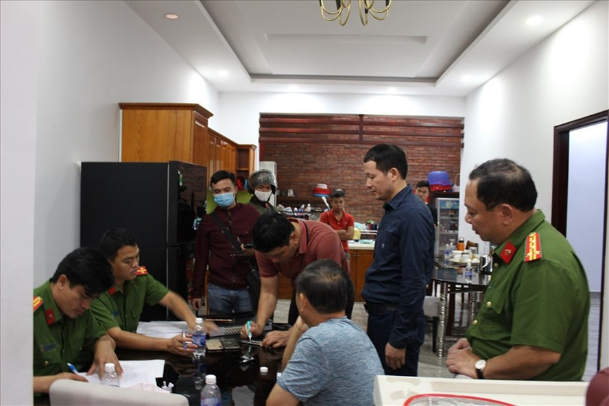 Vụ án “Buôn lậu; sản xuất, buôn bán hàng giả; đưa hối lộ; nhận hối lộ…” xảy ra tại Đồng Nai và một số địa phương. Đến nay, liên quan vụ buôn lậu 200 triệu lít xăng giả, Cơ quan cảnh sát điều tra Công an tỉnh Đồng Nai đã khởi tố, bắt tạm giam 100 bị can. Trong đó có 99 bị can bị khởi tố về tội buôn lậu, làm giả hoá đơn chứng từ, 1 bị can về tội nhận hối lộ. Liên quan đến bị can Ngô Văn Thuỵ, nguyên là Cục trưởng Cục điều tra chống buôn lậu, Tổng cục Hải quan, Công an Đồng Nai đã chuyển hồ sơ, tài liệu vụ án cho Cục Điều tra hình sự Bộ Quốc phòng khởi tố 14 bị can về tội danh nhận hối lộ.