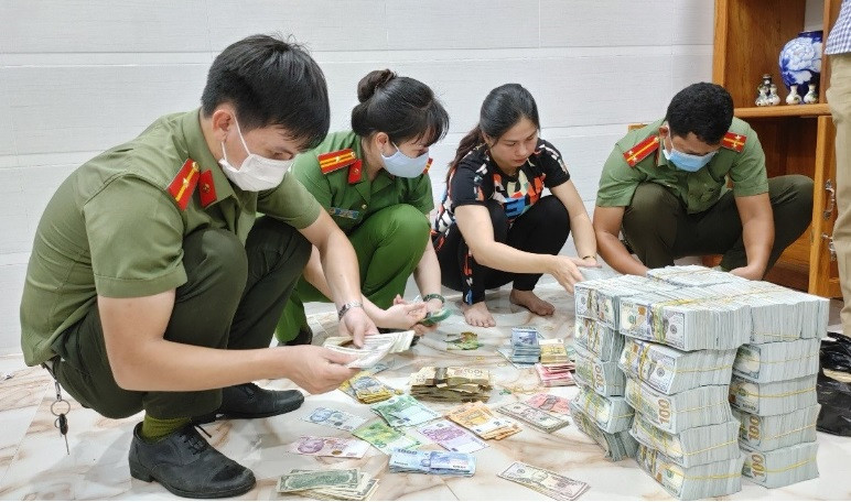 Qua đó, lực lượng Công an thu giữ khoảng 15 kg vàng nữ trang, hơn 2,1 triệu USD, một số ngoại tệ khác, 25 tỷ đồng và một số giấy tờ, điện thoại di động có liên quan. 