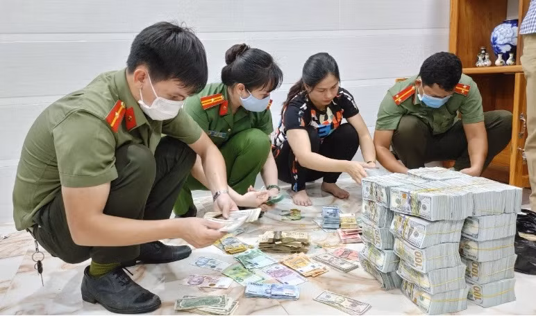 Qua đó, lực lượng Công an thu giữ khoảng 15 kg vàng nữ trang, hơn 2,1 triệu USD, một số ngoại tệ khác, 25 tỷ đồng và một số giấy tờ, điện thoại di động có liên quan. 