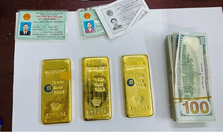 Tại hiện trường, lực lượng Công an thu giữ tang vật gồm: 3 thỏi kim loại màu vàng (trọng lượng 3 kg, nghi vấn vàng 9999 nhập lậu từ Campuchia), gần 170.000 USD và 700 triệu đồng.