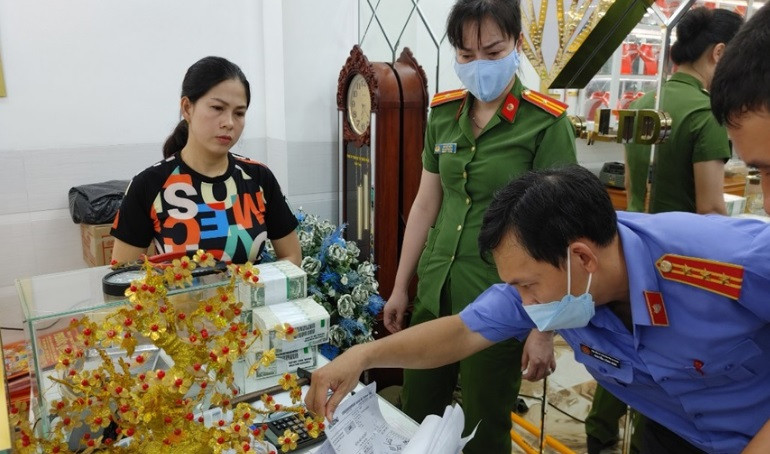 Công an tỉnh An Giang kêu gọi các đối tượng có liên quan, nhanh chóng đến Văn phòng cơ quan Cảnh sát điều tra Công an tỉnh (số 6, đường Tôn Đức Thắng, phường Mỹ Bình, thành phố Long Xuyên, An Giang, số điện thoại 02963.844789) đầu thú, để được hưởng chính sách khoản hồng của pháp luật. 