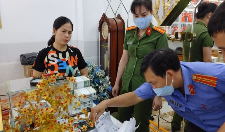 Công an tỉnh An Giang kêu gọi các đối tượng có liên quan, nhanh chóng đến Văn phòng cơ quan Cảnh sát điều tra Công an tỉnh (số 6, đường Tôn Đức Thắng, phường Mỹ Bình, thành phố Long Xuyên, An Giang, số điện thoại 02963.844789) đầu thú, để được hưởng chính sách khoản hồng của pháp luật. 