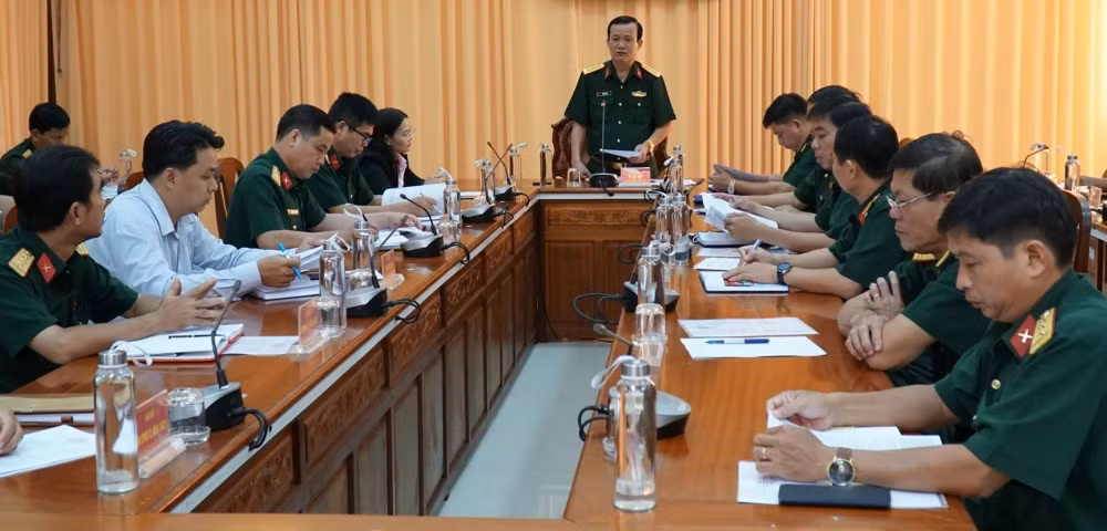 Ông nguyên là Tỉnh ủy viên, Chính ủy Bộ Chỉ huy Quân sự tỉnh Kiên Giang. 