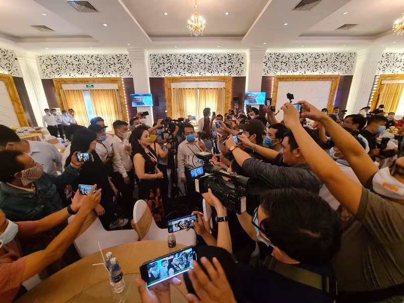 Trao đổi trên Zing, luật sư Trần Minh Hùng, Đoàn Luật sư TP.HCM, cho rằng, nếu chủ tài khoản livestream không cẩn trọng với nội dung mình đưa ra thì người cảm thấy bị xúc phạm nhân phẩm, hạ thấp danh dự, uy tín hoặc vu khống có quyền khởi kiện. Căn cứ Điều 34 Bộ luật Dân sự 2015 quy định về quyền được bảo vệ danh dự, nhân phẩm, uy tín của cá nhân và quy định tại Điều 584, từ Điều 589 đến Điều 592 Bộ luật Dân sự về trách nhiệm bồi thường thiệt hại ngoài hợp đồng, cá nhân bị xâm phạm có quyền yêu cầu người vi phạm chấm dứt hành vi vi phạm, yêu cầu đính chính, xin lỗi công khai và bồi thường thiệt hại. 