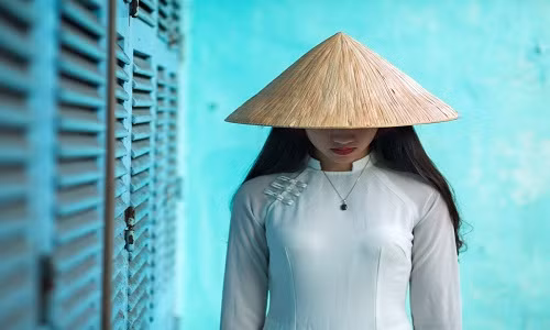 Các ngôi làng thường ẩn khuất sâu trong các ngọn núi, không có biển báo tín hiệu tiếng Anh hay tiếng Việt, rất khó để tìm thấy.