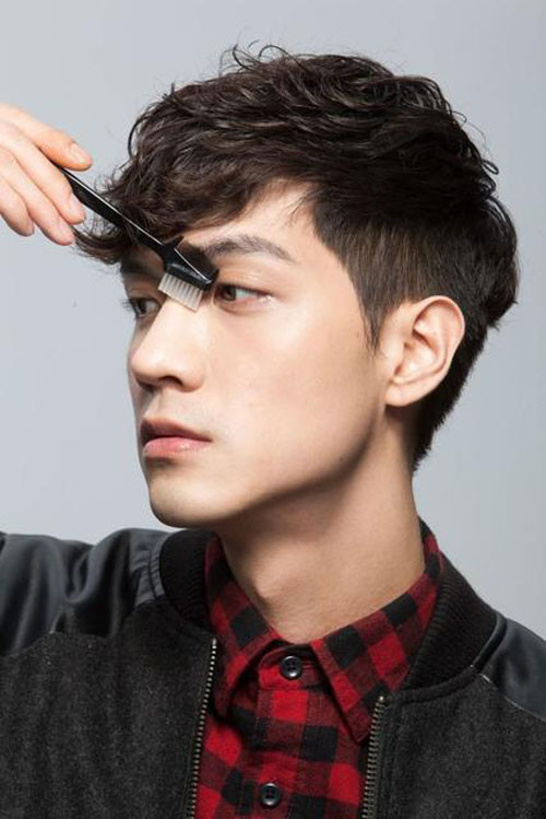 Góc lông mày vào tóc mai là tướng người có trí tuệ hơn người và thành công trong sự nghiệp.