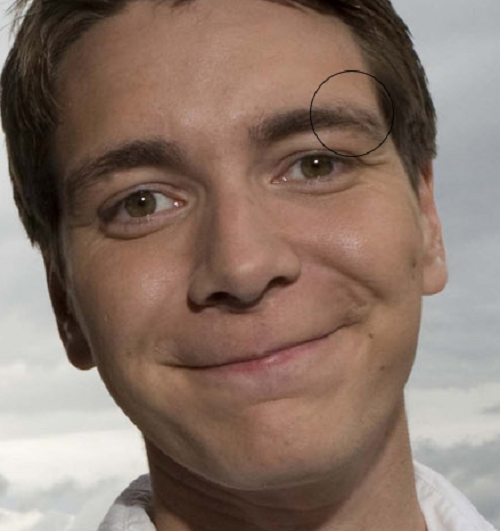 Khi xem tướng lông mày đàn ông mà có chứa nốt ruồi là người hiền hậu, đầu óc thông minh.