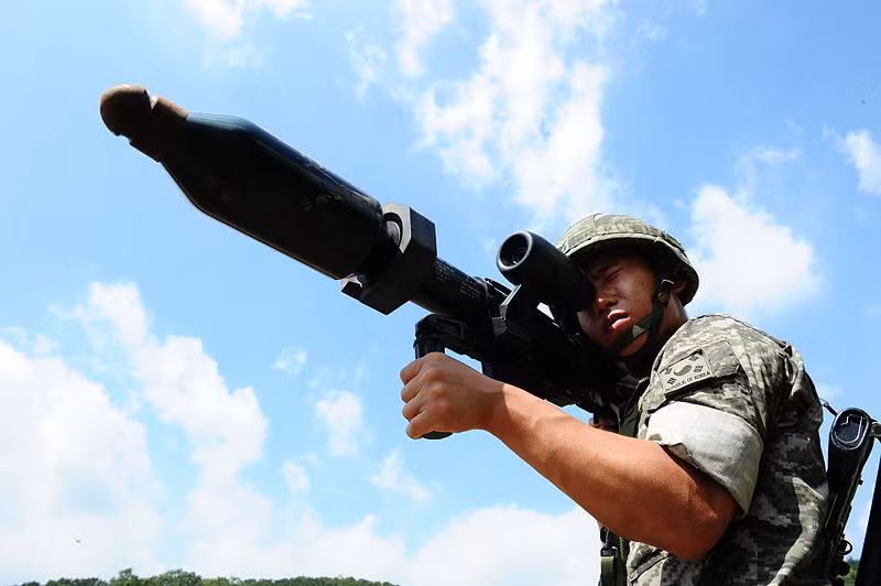 Về súng chống tăng mang vác, Quân đội Hàn Quốc tin tưởng vào khẩu súng chống tăng Panzerfaust 3 do Đức sản xuất. Khẩu súng này có tầm bắn khoảng 300-400m hiệu quả, sức xuyên giáp đạt tới 700-800mm. Nguồn ảnh: Wikipedia