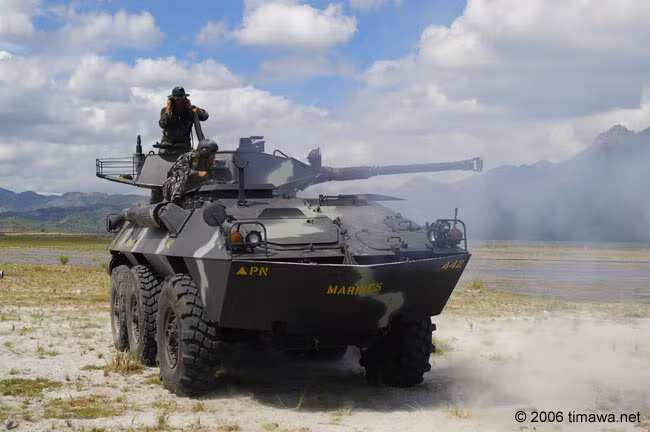 Thiết giáp LAV-300 được trang bị tháp pháo 90mm Cockerill có thể bắn ra những phát đạn trái phá phá hủy các công sự kiên cố, bộ binh và cả xe thiết giáp. Nguồn ảnh: Philstar