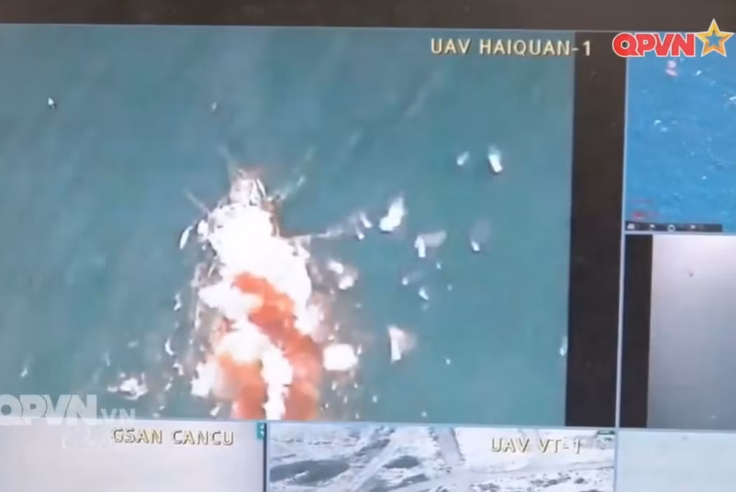 Ở pha cuối tên lửa hạ thấp độ cao xuống dưới 100m trước khi lao đến mục tiêu với tốc độ siêu âm Mach 1,4. Trong ảnh, UAV của Hải quân Việt Nam ghi lại khoảnh khắc tên lửa P-35B đánh trúng tàu mục tiêu. Nguồn ảnh: Kênh QPVN