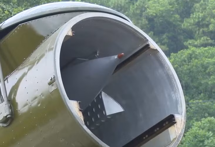 Ước tính, trọng lượng mỗi quả tên lửa hành trình chống hạm P-35B có trọng lượng lên tới 5 tấn, dài 10,2m, đường kính thân đến 0,98m, sải cánh 5m. Phần đầu tên lửa (trong ảnh) được trang bị radar chủ động kích hoạt ở pha cuối tiếp cận mục tiêu. Nguồn ảnh: QĐND