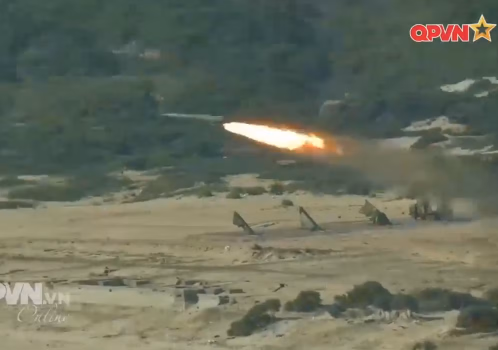 Hình ảnh cực hiếm và có lẽ lần đầu tiên được công bố - tên lửa hành trình chống hạm P-35B rời bệ phóng. Nguồn ảnh: Kênh QPVN