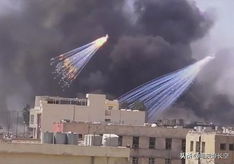 Máy bay không người lái có ưu điểm là độ chính xác cao và khả năng tàng hình, đồng thời có thể ném bom cháy vào mục tiêu. Và khả năng này cũng đồng nghĩa với việc ngay cả một quả bom cháy nhiệt nhôm cũng có thể gây ra đám cháy khó dập tắt, gây thiệt hại trên diện tích lớn hơn. Việc Nga và Ukraine sử dụng bom cháy đã đặt ra câu hỏi về việc tuân thủ các nguyên tắc nhân đạo quốc tế. Ảnh: Sohu.