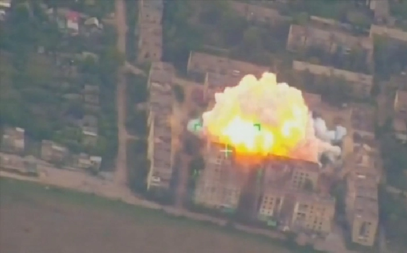 Theo các chuyên gia, Quân đội Nga có thể đã sử dụng bom phốt pho trắng và bom nhiệt nhôm 9M22S. Và những quả bom cháy này hầu như sẽ không bao giờ ngừng cháy cho đến khi đốt hết tất cả vật liệu dễ cháy. Không quá lời khi miêu tả chúng là “địa ngục trần gian”. Ảnh: RT.