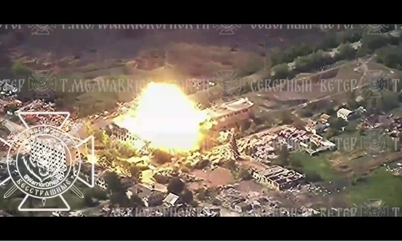 Vụ cháy đã khiến hàng trăm người thiệt mạng và gây thiệt hại hàng tỷ USD. Bom cháy thông thường bao gồm bom phốt pho, bom nhiệt nhôm và bom magie, trong đó độ nguy hiểm của bom phốt pho thấp hơn so với bom nhiệt nhôm. Nhiệt độ cháy của bom phốt pho là 800 đến 2.500°C, trong khi nhiệt độ cháy của bom nhiệt nhôm lên tới 2.500°C, có thể làm nóng chảy trực tiếp thép và đá. Ảnh: Telegram.