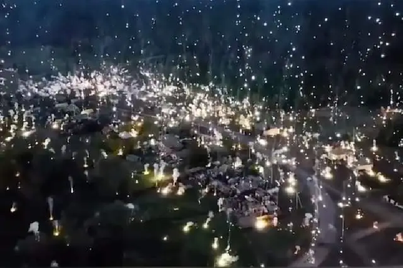 Khi những khói này tiếp xúc với bê tông, nhựa đường, mặt đất và thép xung quanh trong nhà máy thép, bề mặt tiếp xúc sẽ lóe sáng trong thời gian ngắn và tiếp tục cháy, tạo ra khói trắng và đôi khi bốc cháy. Ảnh: Sohu.