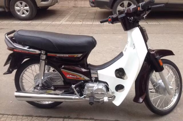 Trước đó, một chiếc xe Honda Dream Thái tem lửa đời cuối cùng sản xuất tại tại Thái Lan được nhập về năm 1996 zin tới 99.9% tại Sài Gòn được một khách hàng trả giá lên tới 250 triệu đồng, gần bằng một chiếc ôtô cũ được xem là chiếc Dream II có giá bán đắt nhất thời điểm hiện tại.