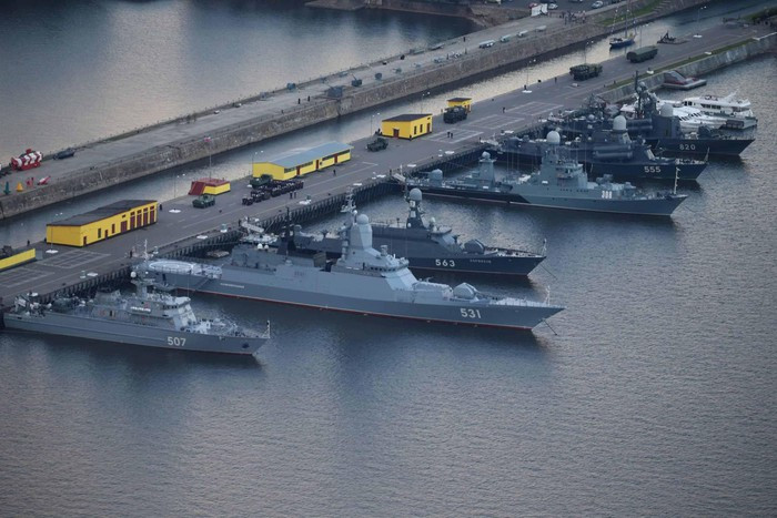 Theo ông Sivkov, các tàu chiến như khu trục hạm John McCain là mối đe dọa quân sự trực tiếp vì có thể san bằng toàn bộ thành phố của Nga bằng vũ khí của chúng - việc đưa tàu chiến mạnh như vậy vào vùng biển nhạy cảm là không thể chấp nhận được.