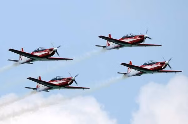 Kinh hoang 2 may bay huan luyen KT-1 Indonesia dam nhau-Hinh-4