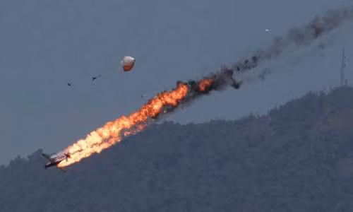 Kinh hoang 2 may bay huan luyen KT-1 Indonesia dam nhau