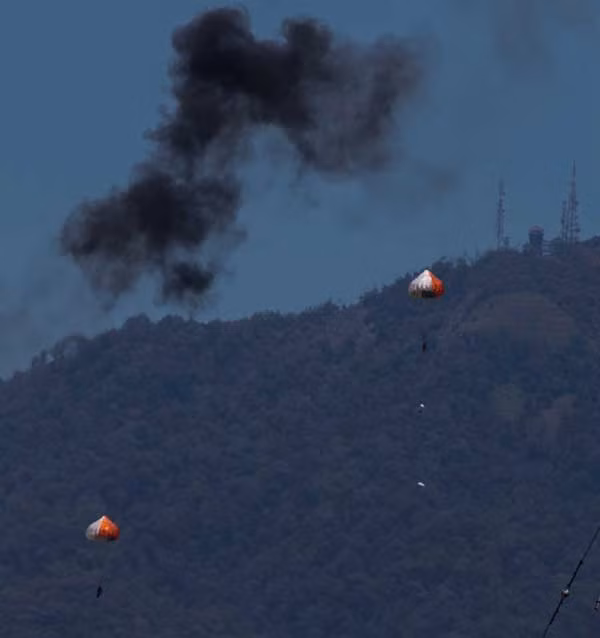 Kinh hoang 2 may bay huan luyen KT-1 Indonesia dam nhau-Hinh-3