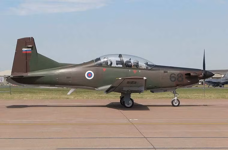 Lực lượng máy bay huấn luyện của Không quân Myanmar có khoảng 82 chiếc, trong đó có 26 chiếc máy bay huấn luyện sơ cấp, động cơ cánh quạt PC-7/9 do Thụy Điển sản xuất. Chúng được cho là đều có thể mang bom chùm BL755 và bom phá đường băng.