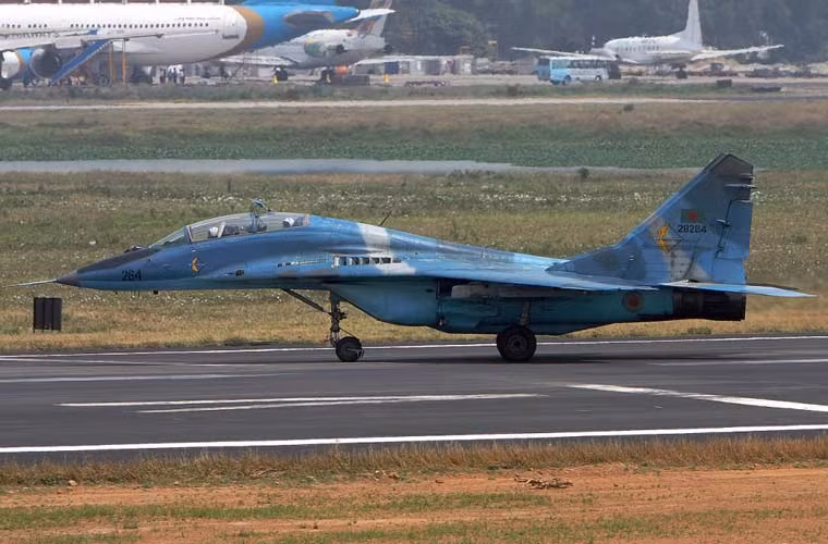 Trong khi MiG-29B thuộc thế hệ đời đầu, tính năng hạn chế hơn, mang được trọng tải vũ khí thấp, không thể dùng tên lửa đối không R-77 hiện đại. Trong ảnh là biến thể huấn luyện 2 chỗ ngồi MiG-29UB của Không quân Myanmar.