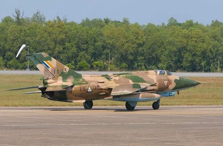 Cường kích A-5C Không quân Myanmar có tới 10 giá treo nhưng chỉ mang có 2 tấn vũ khí gồm tên lửa không đối không tầm ngắn, bom không điều khiển loại 50-500kg, rocket 57-130mm và bom chùm...