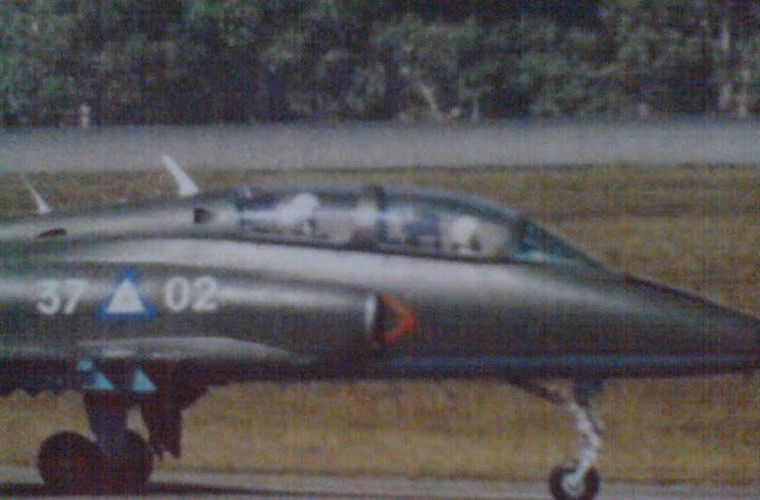 Ngoài ra, Không quân Myanmar còn có ít nhất 4 chiếc cường kích hạng nhẹ Soko G4 do Nam Tư sản xuất, chỉ mang được pháo 23mm và các loại bom.